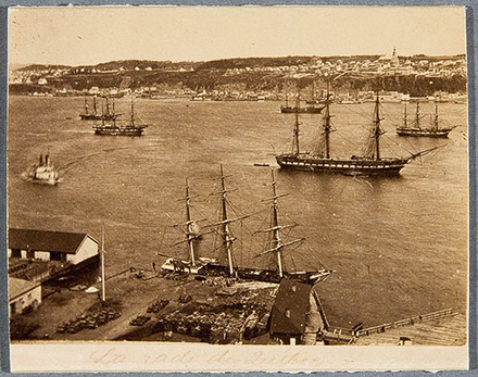 Le Défilé de la frégate H.M.S. « Aurora » et d'autres navires militaires vu de la Citadelle de Québec