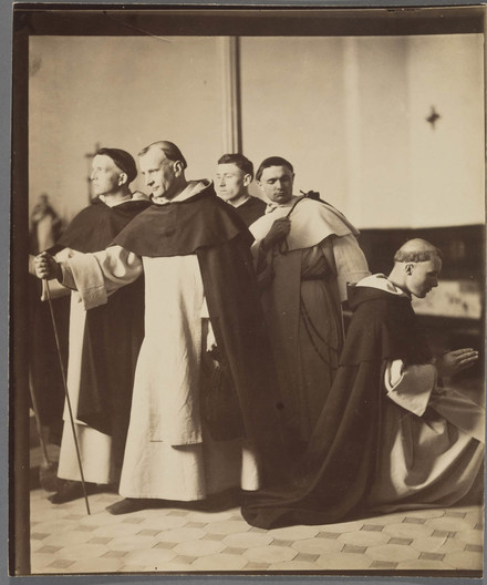 Groupe de Dominicains prenant la pose. Mise en scène de Napoléon Bourassa pour le décor de la cathédrale de Saint-Hyacinthe