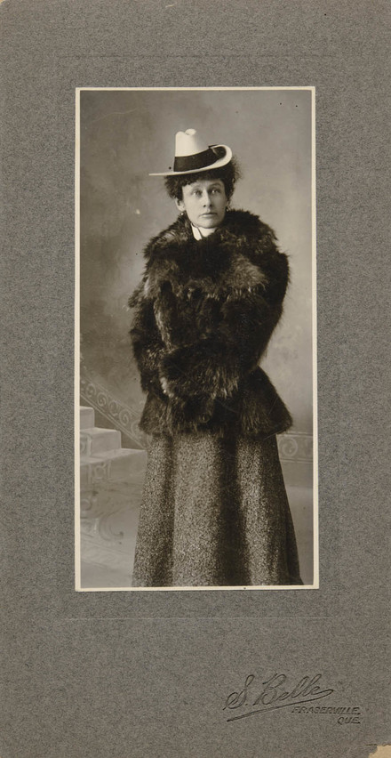 Portrait de femme, en costume d'hiver