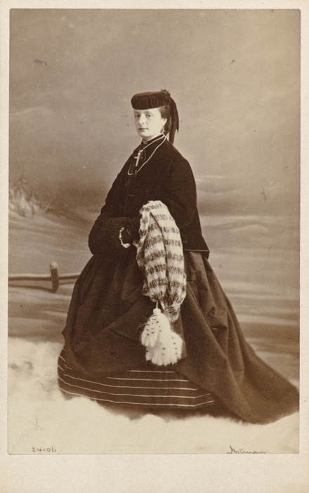 Mademoiselle M. L. Hall, en costume d'hiver, de l'album de la famille Massue-LeMoine