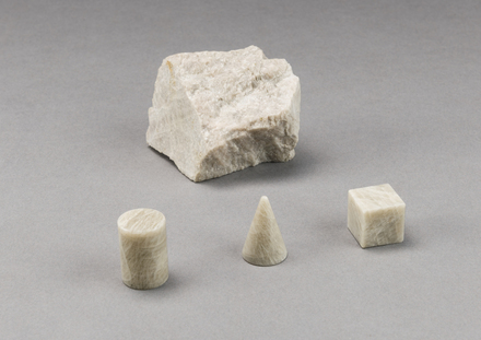 Trois Objets de feldspath et spécimen de feldspath brut, de la série « Disquiet Luxurians »