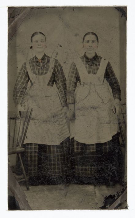 Portrait de deux femmes domestiques