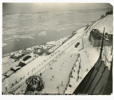 Sports d'hiver sur la terrasse Dufferin vus du Château Frontenac, Québec