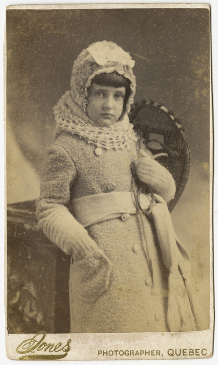 Portrait de fillette, en costume d'hiver