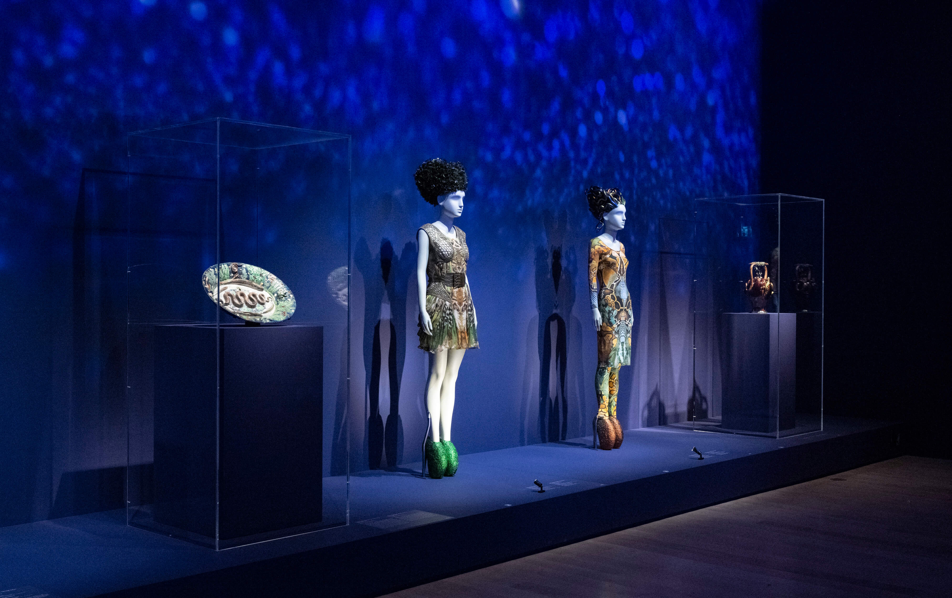 Image en salle de l'exposition Alexander McQueen : l'art rencontre la mode