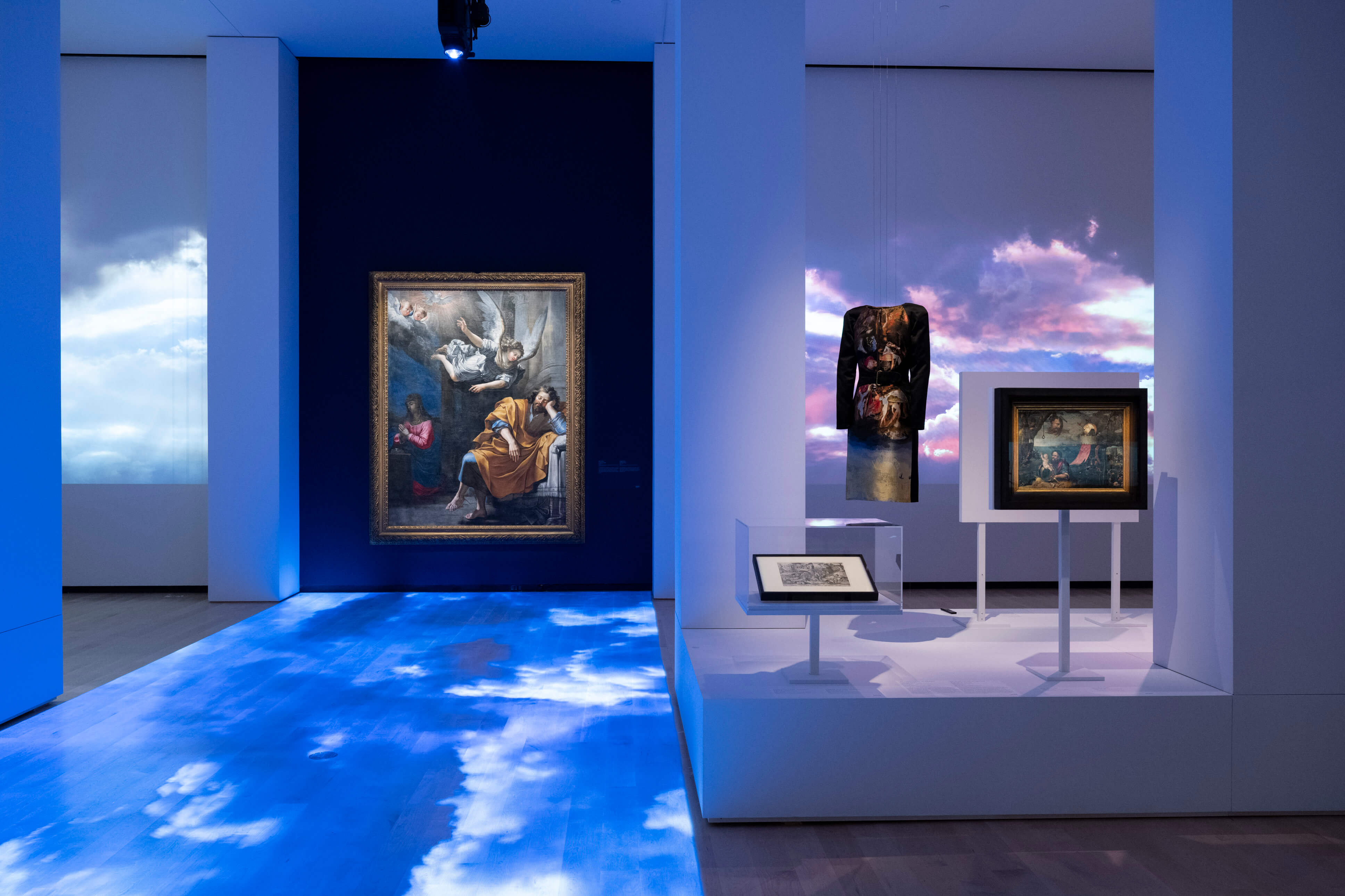 Image en salle de l'exposition Alexander McQueen : l'art rencontre la mode