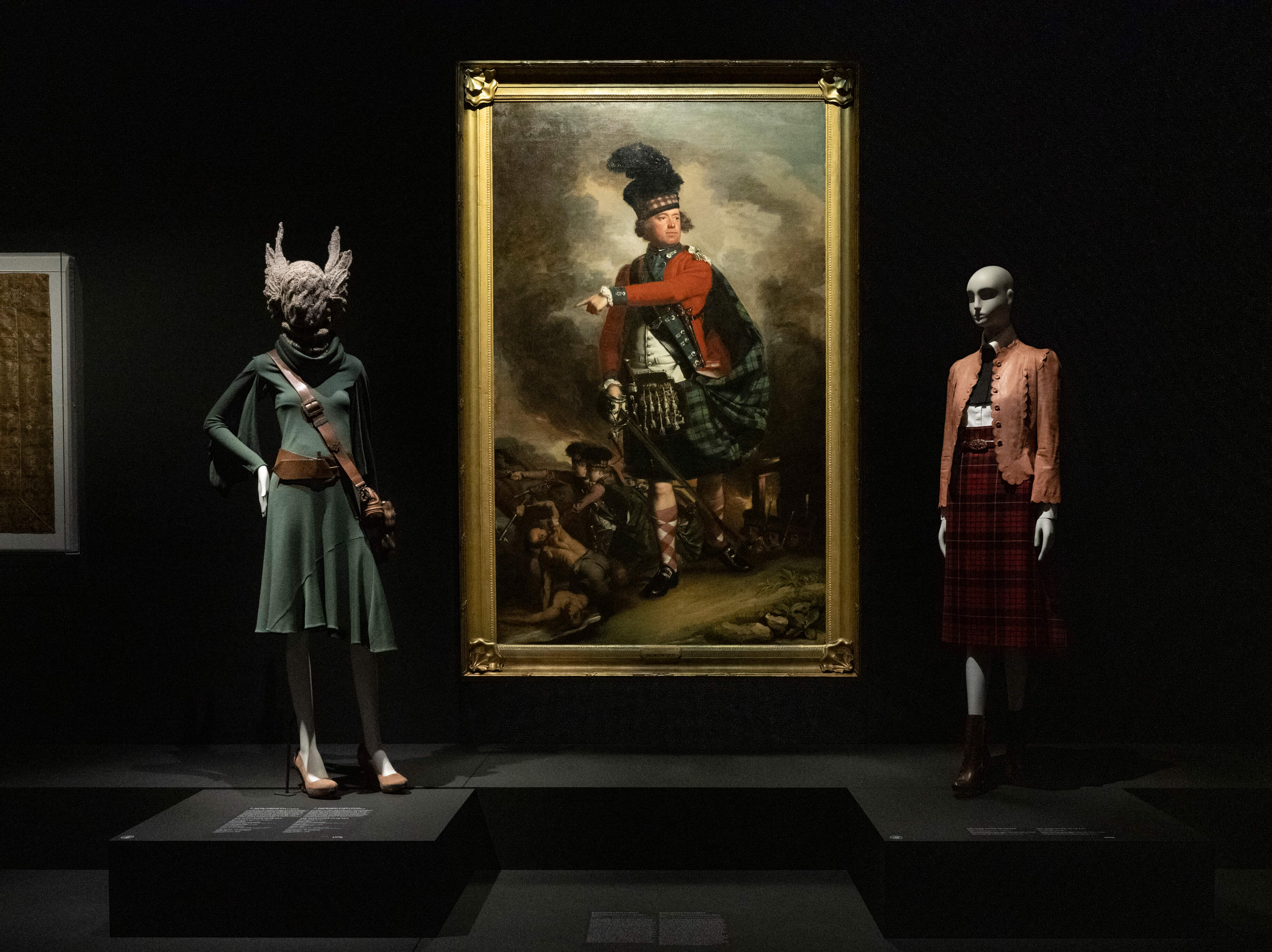 Image en salle de l'exposition Alexander McQueen : l'art rencontre la mode